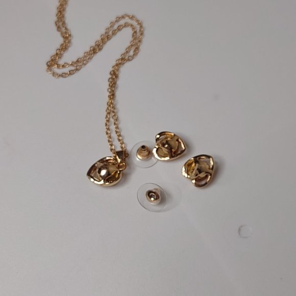 Very Cute Gold Tone Heart Necklace And Earring Set With Pink Stones - Picture 8 of 15